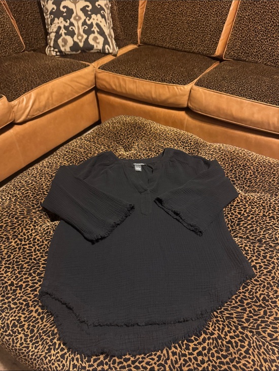 Chelsea & Theodore Tops - Chelsea & Theodore Black V-Neck Textured Blouse w Frayed Cuffs
